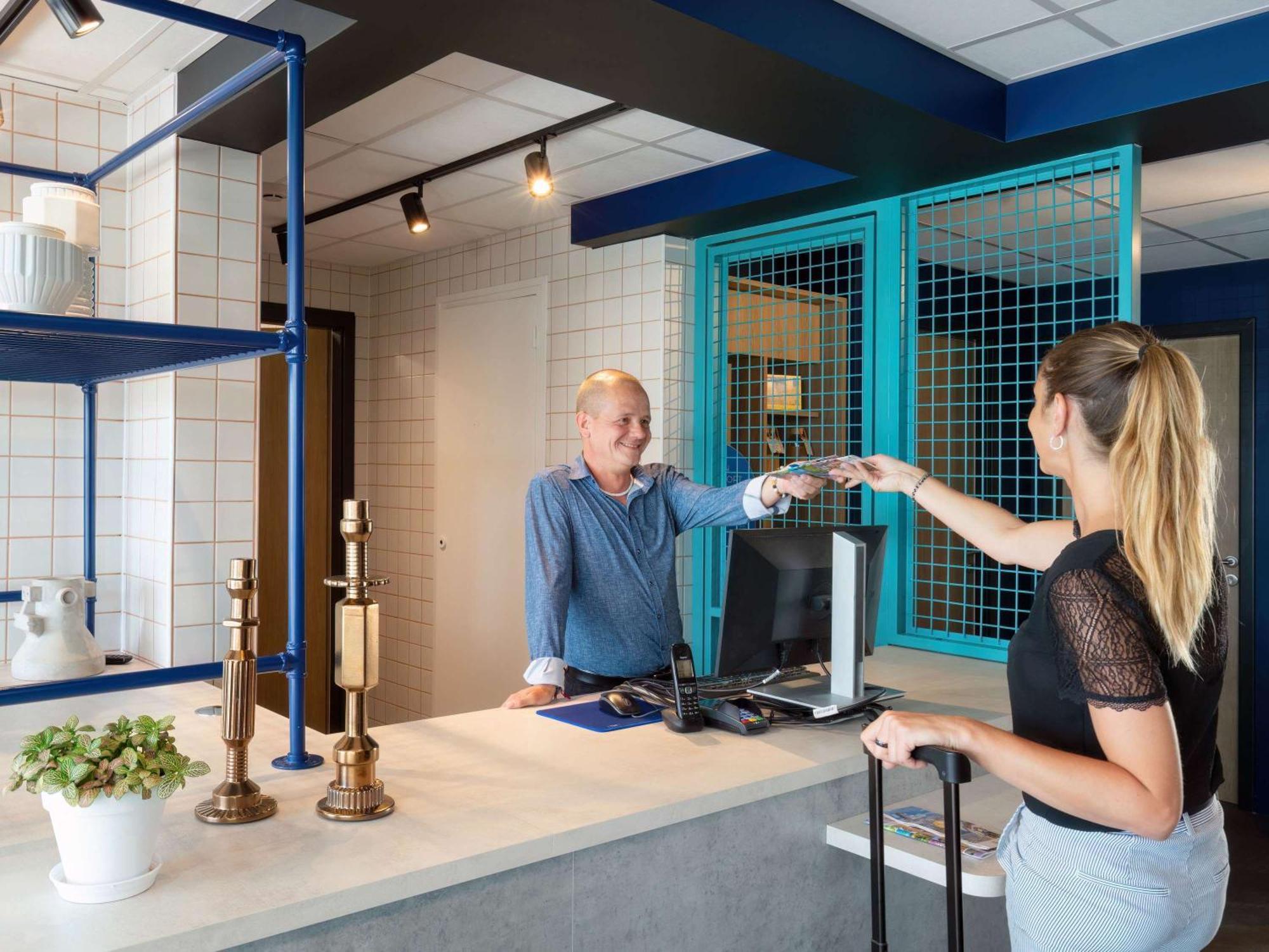 Ibis Budget Pertuis Portes Du Luberon Екстериор снимка